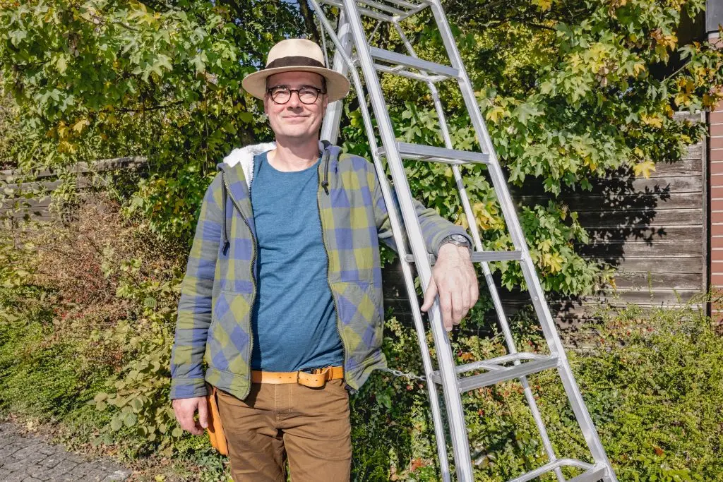 Schnitttechnik mit Tradition – Baumpfleger Marko Schnarr an seiner japanischen Niwaki-Leiter