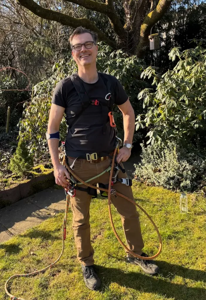 Sicher unterwegs für fachgerechten Obstbaumschnitt – Marko Schnarr mit Kletterausrüstung am Apfelbaum